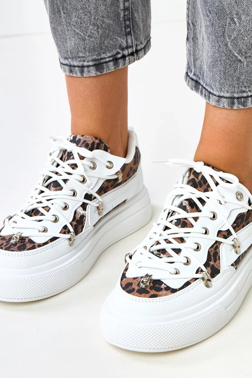 Witte sneakers op een platform met... Witte sneakers op een platform met...