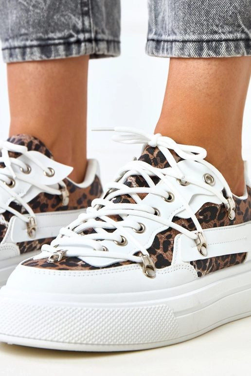 Witte sneakers op een platform met... Witte sneakers op een platform met...