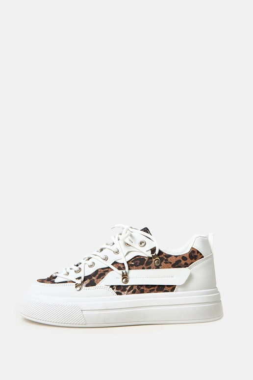 Witte sneakers op een platform met... Witte sneakers op een platform met...