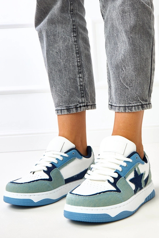 Wit-blauwe sneakers op een platform... Wit-blauwe sneakers op een platform...