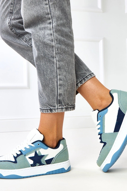 Wit-blauwe sneakers op een platform... Wit-blauwe sneakers op een platform...