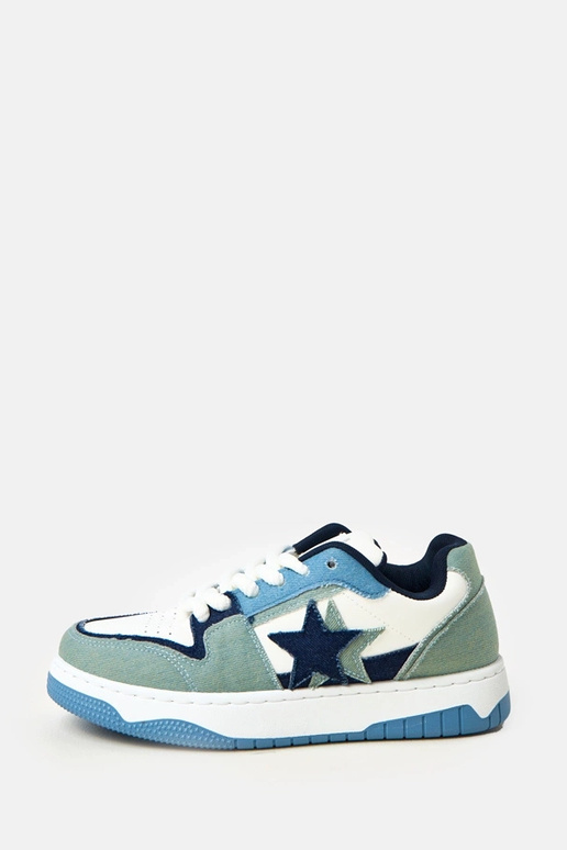 Wit-blauwe sneakers op een platform... Wit-blauwe sneakers op een platform...