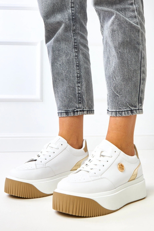 Witte sneakers op een platform met... Witte sneakers op een platform met...