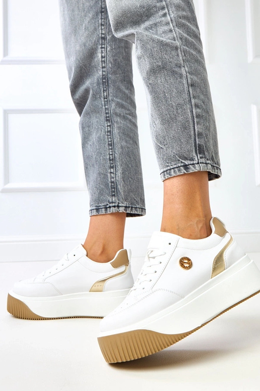 Witte sneakers op een platform met... Witte sneakers op een platform met...