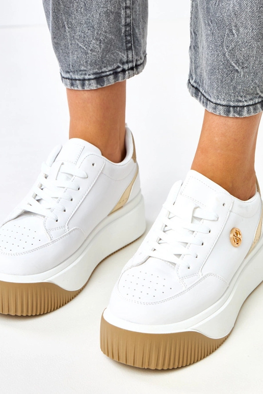 Witte sneakers op een platform met... Witte sneakers op een platform met...