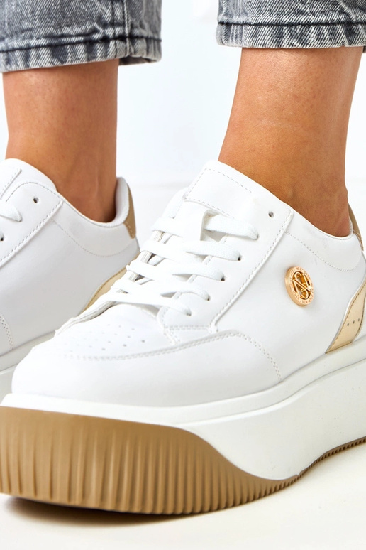 Witte sneakers op een platform met... Witte sneakers op een platform met...