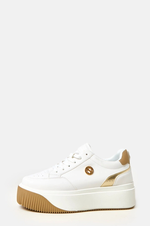 Witte sneakers op een platform met... Witte sneakers op een platform met...