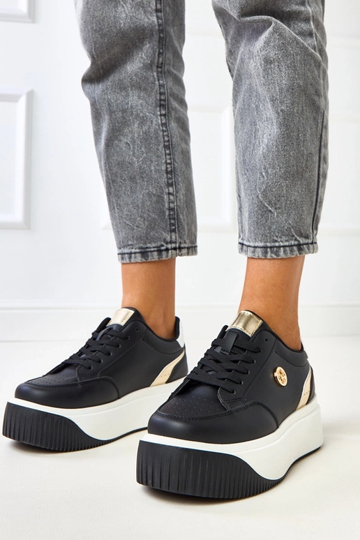 Zwarte sportieve schoenen op een... Zwarte sportieve schoenen op een...