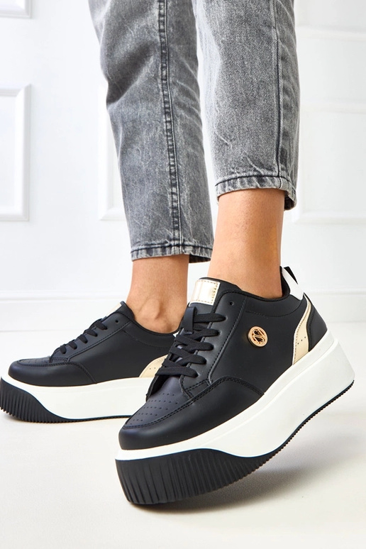 Zwarte sportieve schoenen op een... Zwarte sportieve schoenen op een...