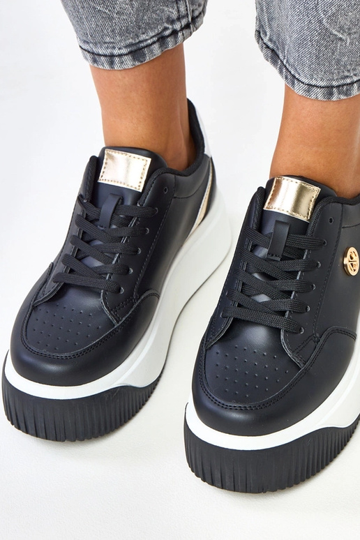 Zwarte sportieve schoenen op een... Zwarte sportieve schoenen op een...