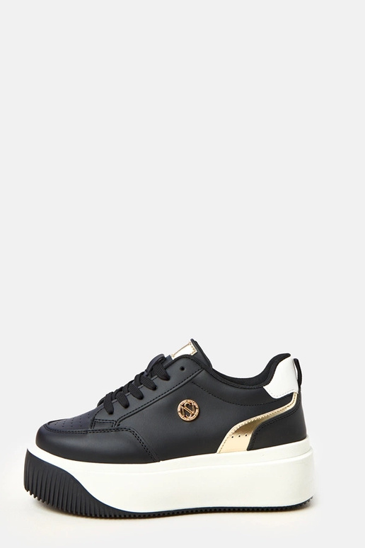 Zwarte sportieve schoenen op een... Zwarte sportieve schoenen op een...