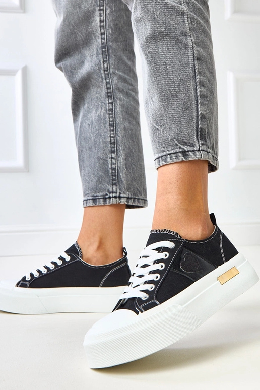 Zwarte sportieve sneakers op een... Zwarte sportieve sneakers op een...