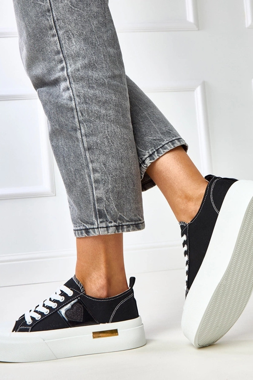 Zwarte sportieve sneakers op een... Zwarte sportieve sneakers op een...