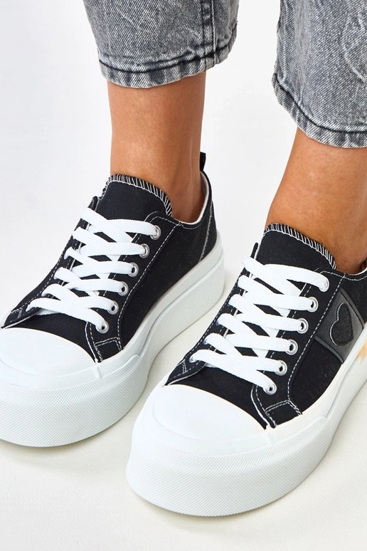 Zwarte sportieve sneakers op een... Zwarte sportieve sneakers op een...