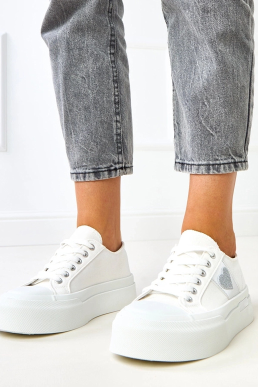 Witte sportieve sneakers op een... Witte sportieve sneakers op een...