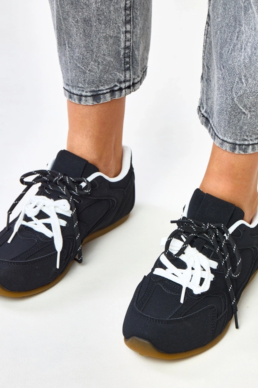 Zwarte sportieve schoenen met dubbele... Zwarte sportieve schoenen met dubbele...