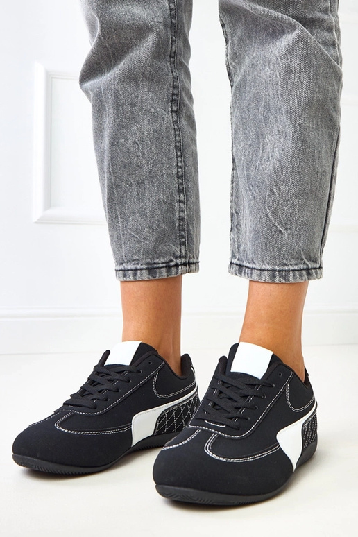 Zwarte sportieve schoenen met witte... Zwarte sportieve schoenen met witte...