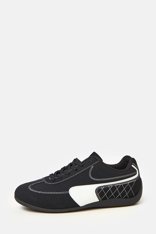 Zwarte sportieve schoenen met witte... Zwarte sportieve schoenen met witte...