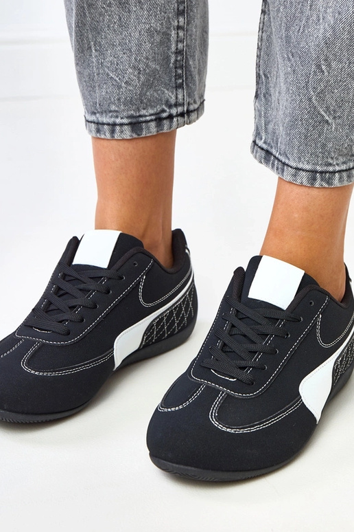 Zwarte sportieve schoenen met witte... Zwarte sportieve schoenen met witte...