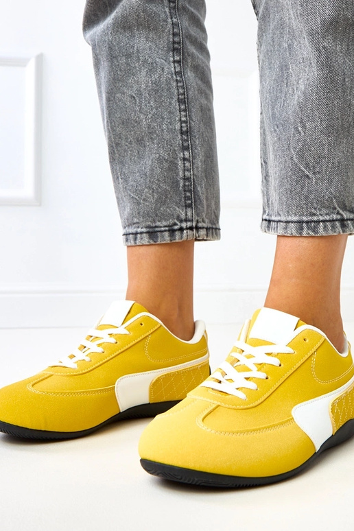 Gele sportieve schoenen met witte... Gele sportieve schoenen met witte...