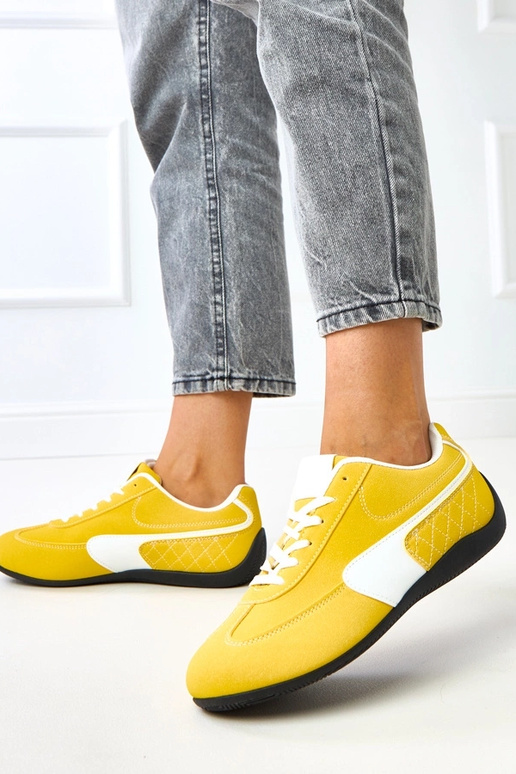 Gele sportieve schoenen met witte... Gele sportieve schoenen met witte...