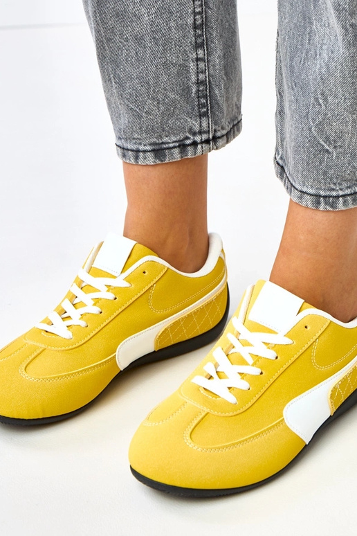 Gele sportieve schoenen met witte... Gele sportieve schoenen met witte...