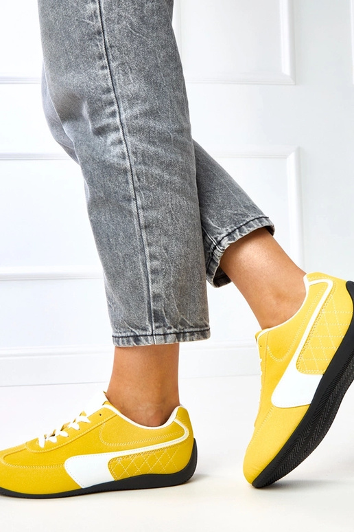 Gele sportieve schoenen met witte... Gele sportieve schoenen met witte...