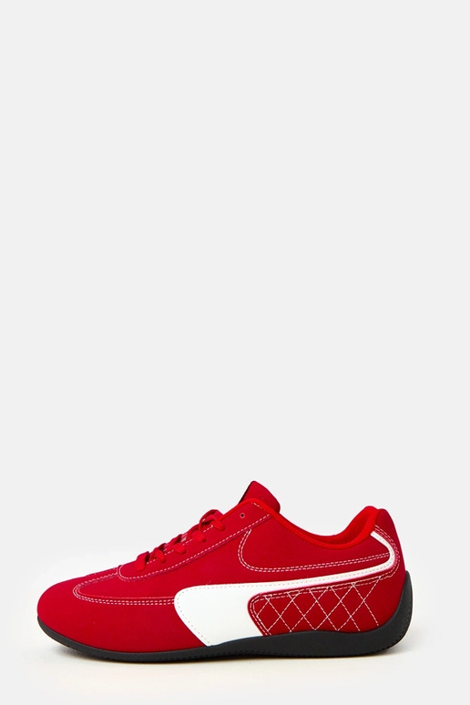 Rode sportieve schoenen met witte... Rode sportieve schoenen met witte...