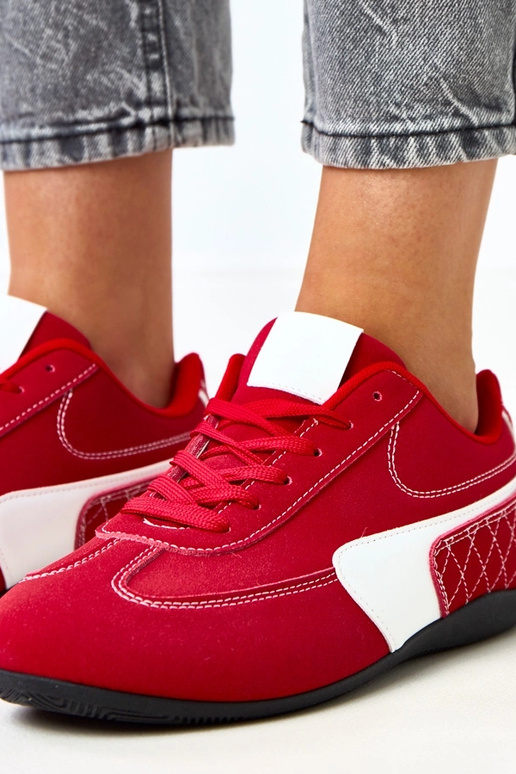 Rode sportieve schoenen met witte... Rode sportieve schoenen met witte...