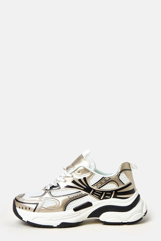 Gouden sportieve schoenen op een... Gouden sportieve schoenen op een...