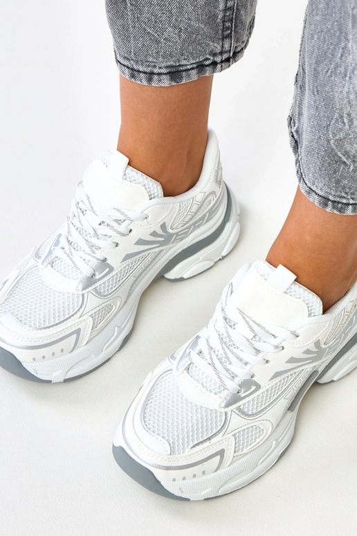 Witte sportieve schoenen op een... Witte sportieve schoenen op een...