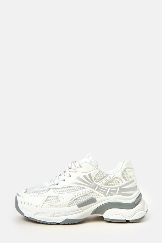 Witte sportieve schoenen op een... Witte sportieve schoenen op een...