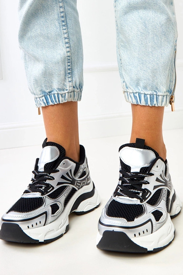 Zwarte sneakers met een...
