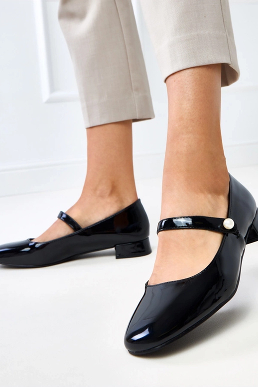 Zwarte lakleren hoge hakken met... Zwarte lakleren hoge hakken met...