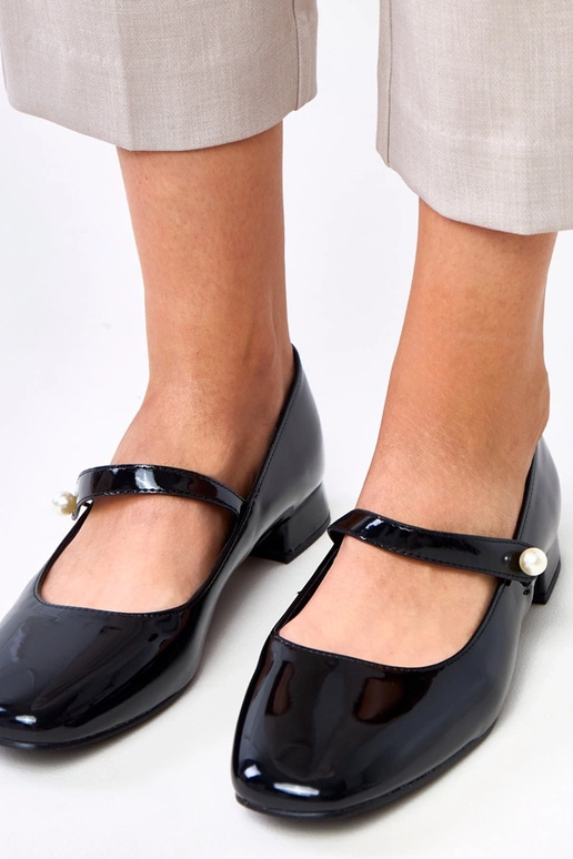 Zwarte lakleren hoge hakken met... Zwarte lakleren hoge hakken met...