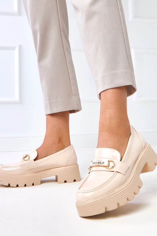 Zandkleurige lakleren instappers met... Zandkleurige lakleren instappers met...