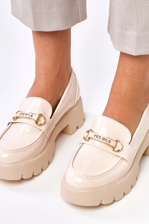 Zandkleurige lakleren instappers met... Zandkleurige lakleren instappers met...