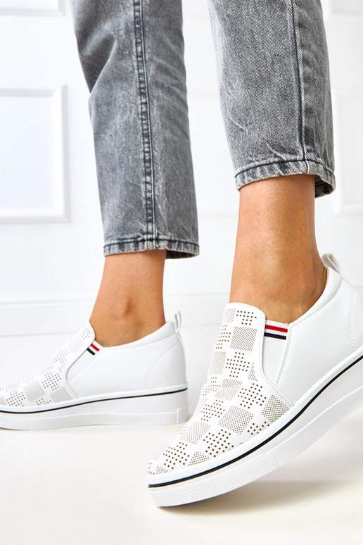 Witte opengewerkte sneakers op... Witte opengewerkte sneakers op...