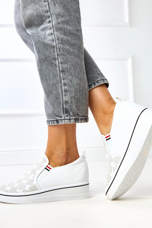 Witte opengewerkte sneakers op... Witte opengewerkte sneakers op...