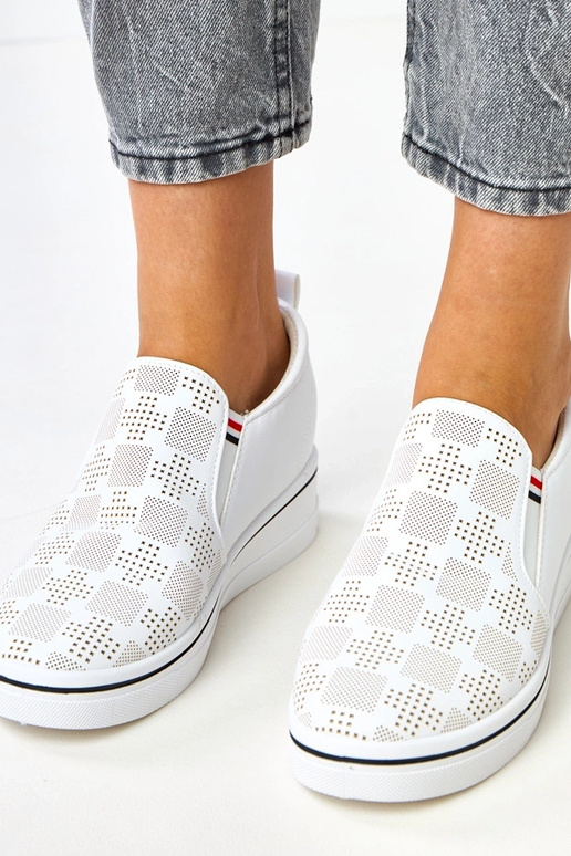 Witte opengewerkte sneakers op... Witte opengewerkte sneakers op...