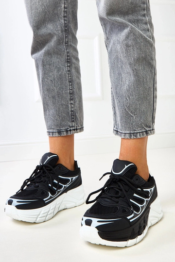 Zwarte sneakers op massieve...