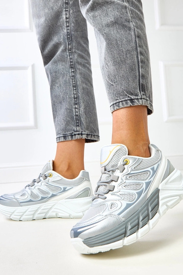 Zilveren sneakers op een...