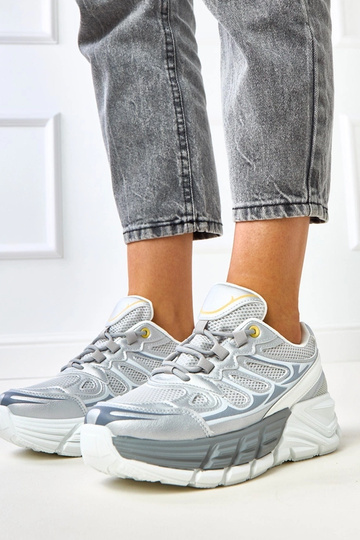 Zilveren sneakers op een... 2