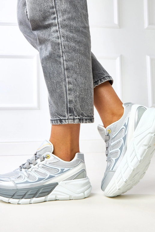 Zilveren sneakers op een massieve... Zilveren sneakers op een massieve...