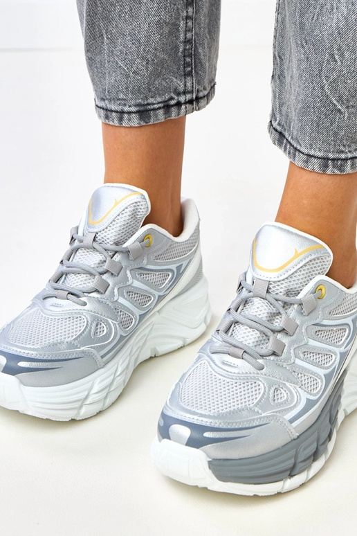 Zilveren sneakers op een massieve... Zilveren sneakers op een massieve...