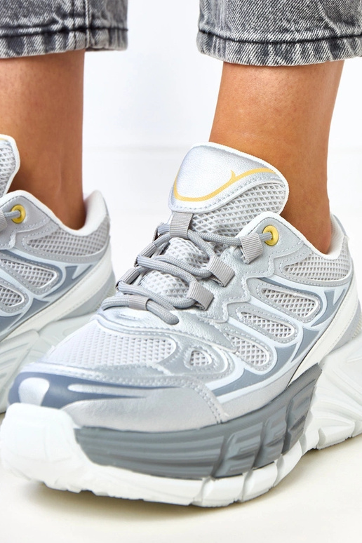 Zilveren sneakers op een massieve... Zilveren sneakers op een massieve...