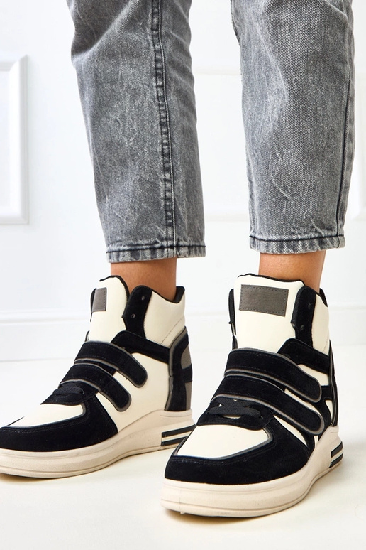 Hoge zwart-witte sneakers met... Hoge zwart-witte sneakers met...