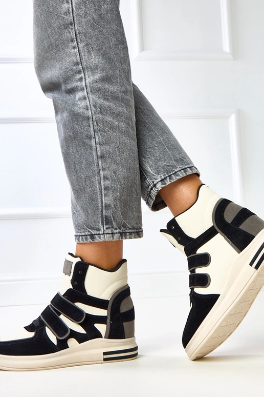 Hoge zwart-witte sneakers met... Hoge zwart-witte sneakers met...