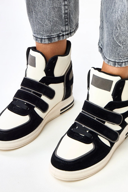 Hoge zwart-witte sneakers met... Hoge zwart-witte sneakers met...