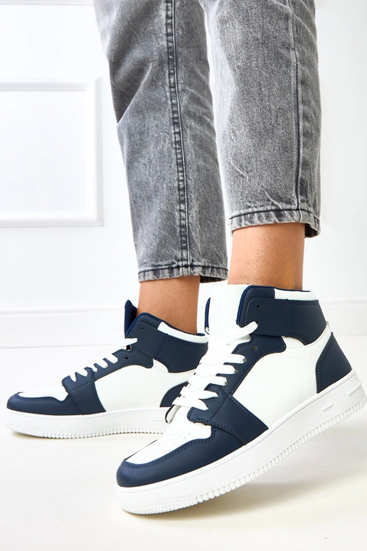 Hoge witte donkerblauwe sneakers met... Hoge witte donkerblauwe sneakers met...